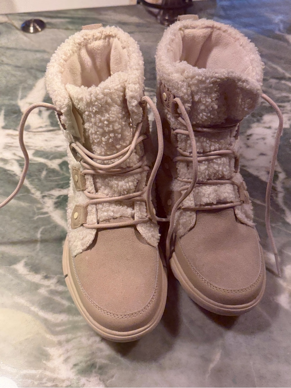 SOREL Sherpa Joan boots like new worn twice